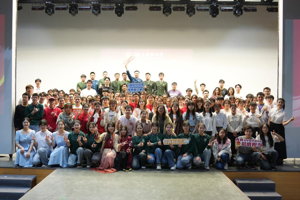 我校举办纪念五四运动106周年青春诗会