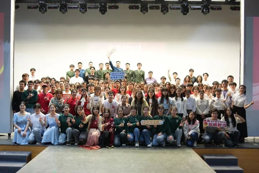 我校举办纪念五四运动106周年青春诗会